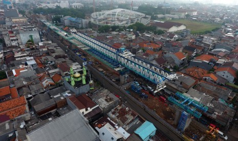 Foto aerial pembangunan jalur LRT (Light Rail Transit) Koridor Velodrome - Kelapa Gading di Rawamangu, Jakarta, Senin (9/10).