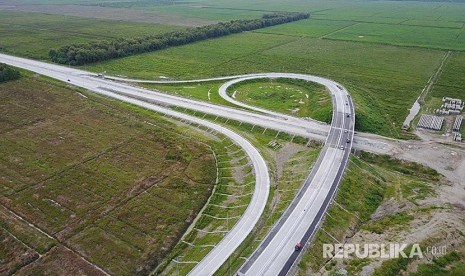 Foto aerial pembangunan kawasan jalan tol seksi 1 Tanjung Mulia-Helvetia yang masih dalam proses pembebasan lahan, Medan, Sumatra Utara, Kamis (9/11). PT Hutama Karya (Persero) pada Senin (30/8) menerima penyertaan modal negara (PMN) tahap I Tahun Anggaran 2021 senilai Rp 6,2 triliun.