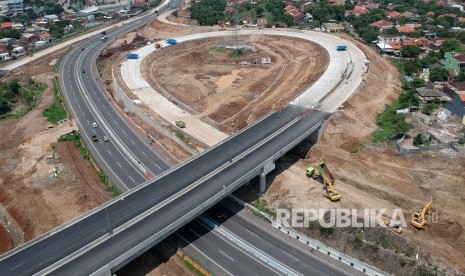 Foto aerial pembangunan Simpang Susun Krapyak berlangsung di titik pertemuan proyek Tol Semarang-Batang dan Tol Dalam Kota Semarang, Jawa Tengah, Ahad (25/11/2018). 