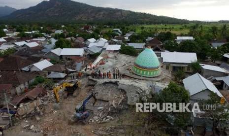 Foto aerial pencarian korban di bawah reruntuhan Masjid Jamiul Jamaah yang rusak akibat gempa bumi di Bangsal, Lombok Utara, NTB, Rabu (8/8).