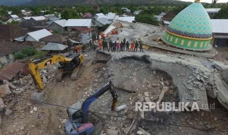 Foto aerial pencarian korban di bawah reruntuhan Masjid Jamiul Jamaah yang rusak akibat gempa bumi di Bangsal, Lombok Utara, NTB, Rabu (8/8). 