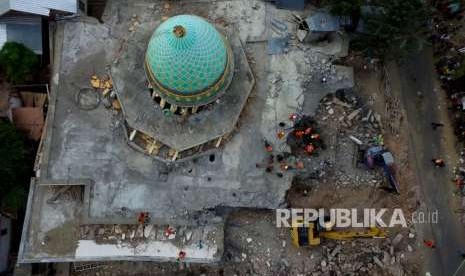 Foto aerial pencarian korban di bawah reruntuhan Masjid Jamiul Jamaah yang rusak akibat gempa bumi di Bangsal, Lombok Utara, NTB, Rabu (8/8). 