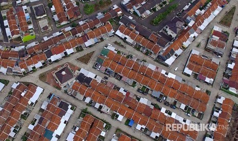 Foto aerial perumahan KPR subsidi di Kampung Bungursari, Kota Tasikmalaya, Jawa Barat, Sabtu (8/12). Pemerintah akan merevisi target penerbitan Kredit Pemilikan Rumah (KPR) subsidi pada tahun 2019 sebanyak 234.000 unit rumah atau turun dari sebelumnya di tahun 2018 ini yang mencapai 267.000 unit.