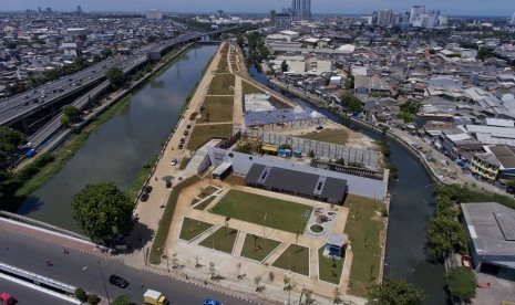 Foto aerial proses pembangunan Ruang Publik Terpadu Ramah Anak (RPTRA) dan ruang terbuka hijau (RTH) Kalijodo, di Jakarta, Selasa (20/12).