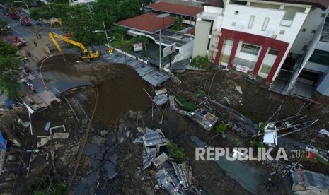 Foto aerial proses pengurukan di lokasi jalan ambles di Jalan Raya Gubeng, Surabaya, Jawa Timur. 