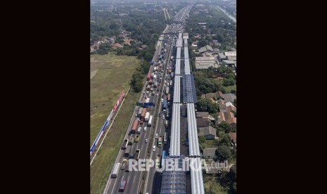 Foto aerial proyek konstruksi jalan tol layang Jakarta-Cikampek (Japek) II di Bekasi, Jawa Barat, Jumat (27/7)