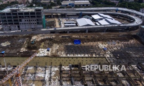 Foto aerial proyek pembangunan depo Light Rail Transit (LRT) di Kelapa Gading, Jakarta, Selasa (16/1).