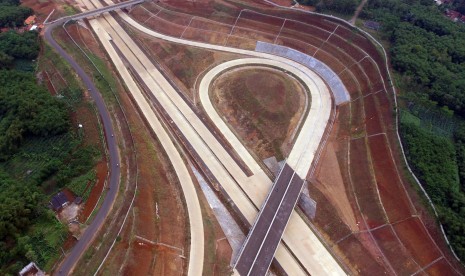 Foto aerial proyek pembangunan infrastruktur nasional jalan Tol Cileunyi-Sumedang-Dawuan (Cisumdawu) di kawasan Rancakalong, Sumedang, Jawa Barat, Selasa (30/5). 