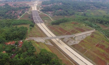 Foto areal proyek pembangunan infrastruktur nasional jalan Tol Cileunyi-Sumedang-Dawuan (Cisumdawu) di kawasan Rancakalong, Sumedang, Jawa Barat (Ilustrasi)