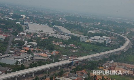 Foto aerial proyek pembangunan Light Rail Transit (LRT) atau kereta Api Ringan di Zona A Simpang Bandara Sultan Mahmud Badaruddin II Palembang, Sumsel, Minggu (17/9). Pembangunan Light Rail Transit sepanjang 23,5 km ini diperkirakan telah mencapai 60 persen dan ditargetkan rampung pada 2018 sebelum pelaksanaan Asian Games di Indonesia. 