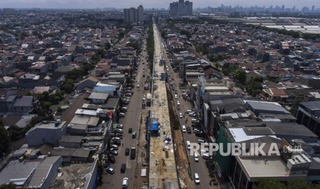 Foto aerial proyek pembangunan Light Rail Transit (LRT) Koridor Velodrome-Kelapa Gading di Kelapa Gading, Jakarta, Selasa (16/1).