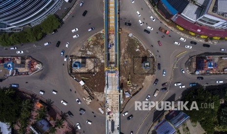 Foto aerial proyek pembangunan Light Rail Transit (LRT) Koridor Velodrome-Kelapa Gading di Kelapa Gading, Jakarta, Selasa (16/1).