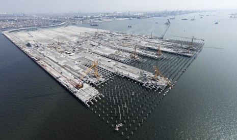 Foto aerial proyek pembangunan Pelabuhan Kalibaru atau yang disebut Terminal New Priok di Kalibaru, Jakarta Utara, Kamis (21/5). 