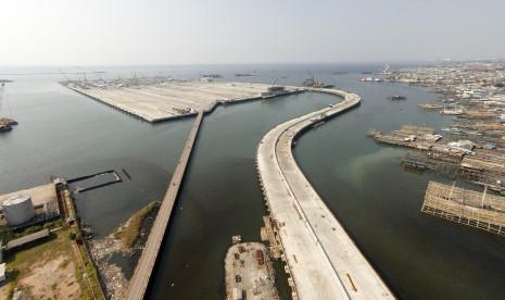 Foto aerial proyek pembangunan Pelabuhan Kalibaru atau yang disebut Terminal New Priok di Kalibaru, Jakarta Utara, Kamis (21/5). 