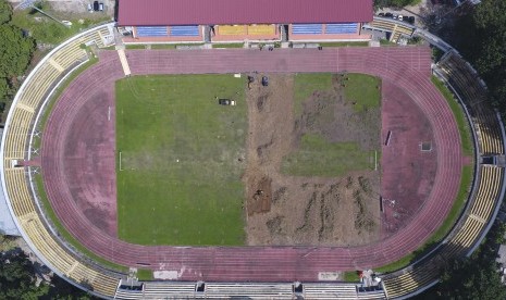 Foto aerial proyek renovasi stadion Bumi Sriwijaya Palembang, Sumatera Selatan, Senin (5/6).