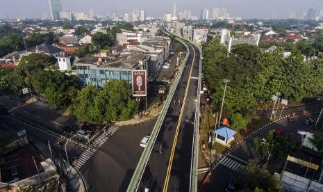 Foto aerial puluhan pesepeda melintas di jalan layang non tol (JLNT) untuk bus Transjakarta Koridor XIII Ciledug-Tendean di Jakarta Selatan, Minggu (26/2).