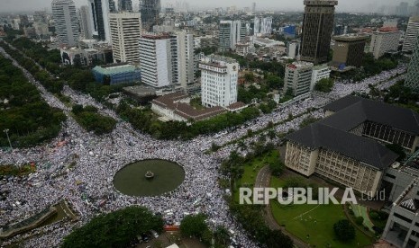 Foto aerial ribuan umat Islam melakukan zikir dan doa bersama saat Aksi Bela Islam III di kawasan Bundaran Bank Indonesia, Jakarta, Jumat (2/12)