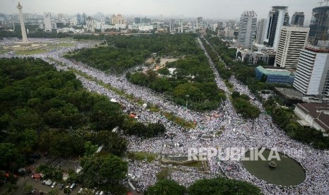 Foto aerial ribuan umat Islam melakukan zikir dan doa bersama saat Aksi Bela Islam III di kawasan Bundaran Bank Indonesia, Jakarta, Jumat (2/12)