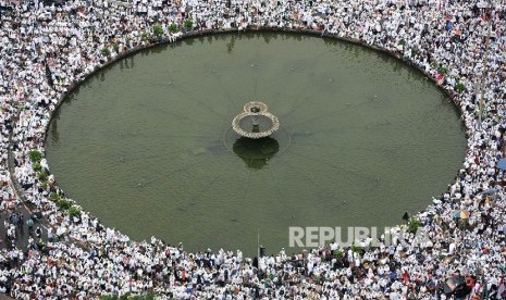 Foto aerial ribuan umat Islam melakukan zikir dan doa bersama saat Aksi Bela Islam III di kawasan Bundaran Bank Indonesia, Jakarta, Jumat (2/12)