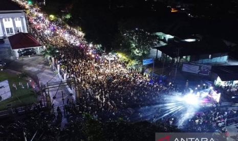 Foto aerial ribuan warga membawa dan membunyikan pentungan bambu pada tradisi Koko o atau ketuk sahur di Kota Gorontalo, Gorontalo, Selasa (12/3/2024). 