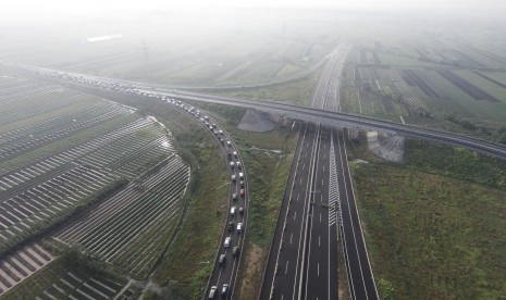 Foto aerial ruas tol Pejagan-Brebes Timur, Tegal, Jawa Tengah, Kamis (30/6).