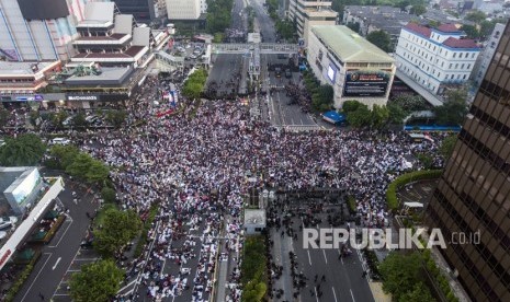 Foto aerial suasana aksi damai di depan kantor Bawaslu, Jalan MH Thamrin, Jakarta Pusat, Selasa (21/5/2019). 