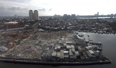 Foto aerial suasana penggusuran kawasan permukiman Pasar Ikan Luar Batang, Penjaringan, Jakarta Utara, Jakarta, Senin (11/4). (Antara/Andika Wahyu)