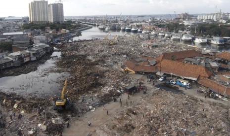 Foto aerial suasana penggusuran kawasan permukiman Pasar Ikan Luar Batang, Penjaringan, Jakarta Utara, Jakarta, Senin (11/4). (Antara/Andika Wahyu)