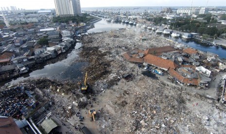 Foto aerial suasana penggusuran kawasan permukiman Pasar Ikan Luar Batang, Penjaringan, Jakarta Utara, Jakarta, Senin (11/4).(Antara/Andika Wahyu)