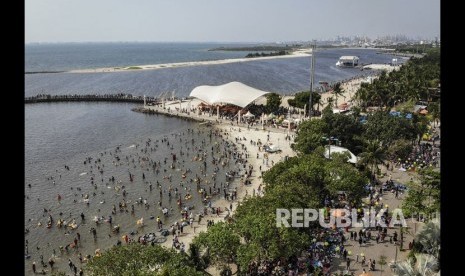 Foto aerial suasana pengunjung Pantai Karnaval Ancol, Jakarta, Kamis (6/6/2019).