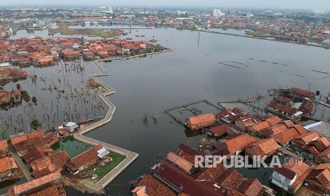 Foto aerial suasana permukiman warga yang tergenang air rob di Desa Pasir Sari, Pekalongan, Jawa Tengah, Kamis (5/12/2019). Untuk mengurangi banjir rob, Pemerintah Kabupaten Pekalongan melakukan pembangunan tanggul sepanjang empat kilometer di kawasan pesisir Kabupaten Pekalongan.