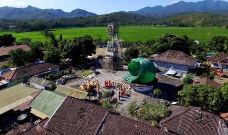 Foto aerial suasana proses evakuasi korban yang tertimbun reruntuhan Masjid Jabal Nur yang rusak akibat gempa di Tanjung, Lombok Utara, NTB, Selasa (7/8).