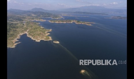 Foto aerial suasana Waduk Jatigede di Sumedang, Jawa Barat, Senin (9/7). 