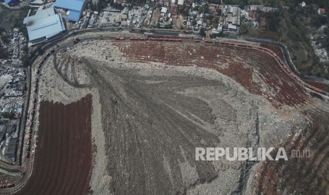 Foto Aerial Tempat Pembuangan Sampah Terpadu (TPST) Bantargebang, Bekasi, Jawa Barat, Selasa (5/11/2019). Pemprov DKI Jakarta menggandeng pihak swasta untuk mendukung kegiatan penambangan sampah (landfill mining) pada zona tidak aktif di TPST Bantargebang.