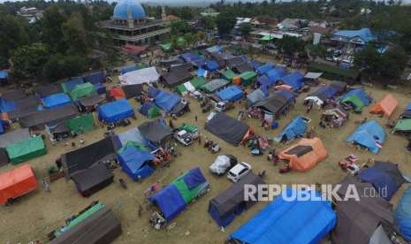 Foto aerial tempat pengungsian di Desa Santong, Kayangan, Lombok Utara, NTB, Sabtu (11/8).