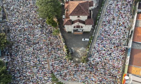 Foto aerial umat Islam menunaikan ibadah Shalat Idul Fitri 1 Syawal 1443 Hijriah di Jatinegara, Jakarta, Senin (2/5/2022).