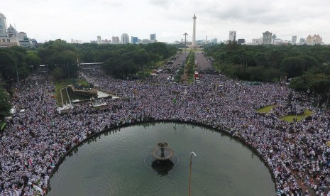 Foto aerial umat muslim mengikuti aksi 313 di Kawasan Patung Kuda Jakarta, Jumat (31/3).