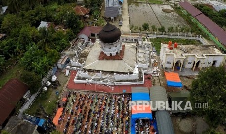  Foto aerial umat muslim menunaikan shalat Jumat di Masjid Jamik Quba, Pidie Jaya. (Ilustrasi)