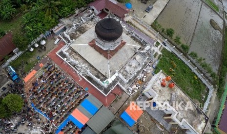 Foto aerial umat muslim menunaikan Shalat Jumat di Masjid Jamik Quba, Pidie Jaya, NAD, Jumat (9/12).