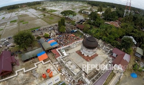 Foto aerial umat muslim menunaikan Shalat Jumat di Masjid Jamik Quba, Pidie Jaya, NAD, Jumat (9/12)