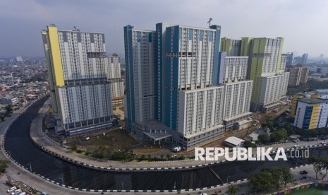 Foto aerial Wisma Atlet Kemayoran yang berada di dekat Kali Item di Kemayoran, Jakarta, Jumat (20/7).