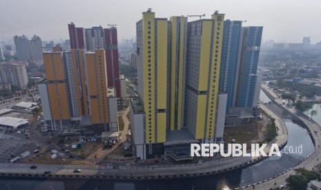 Foto aerial Wisma Atlet Kemayoran yang berada di dekat Kali Item di Kemayoran, Jakarta, Jumat (20/7).