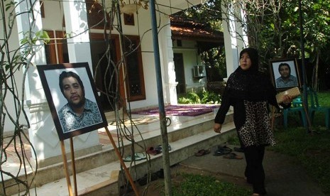 Foto almarhum Panji Hilmansyah, putra Menteri Kelautan dan Perikanan (KKP) Susi Pudjiastuti, terpajang di rumah duka Jalan Merdeka, Pangandaran, Jawa Barat, Senin (18/1). 