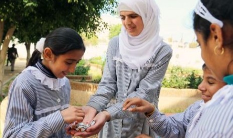 Foto anak-anak sekolah di unrwa. Badan Bantuan PBB untuk Pengungsi Palestina (UNRWA) telah menandatangani Multi-Year Agreement (MYA) baru dengan Finlandia untuk periode 2023-2026. Selama periode itu, Finlandia akan memberikan kontribusi sebesar 20 juta euro untuk UNRWA.