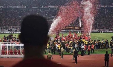 Foto Anies Baswedan di tribun VVIP Stadion Utama Gelora Bung Karno, memandangi keriuhan penyerahan trofi juara Piala Presiden 2018.