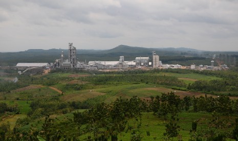 Foto areal pabrik PT Semen Indonesia (Persero) Tbk, di Gunem, Rembang, Jawa Tengah, Rabu (22/3). 