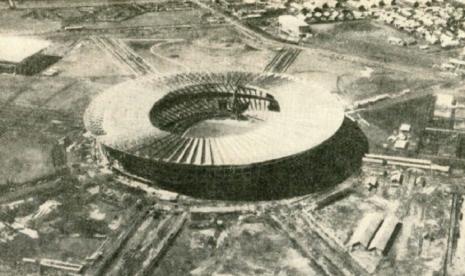 Foto ariel Gelora Bung Karno (GBK). Demi terbangunnya kompleks olahraga tersebut, ribuan orang Betawi bedol desa alias digusur dan dipindahkan ke Tebet.