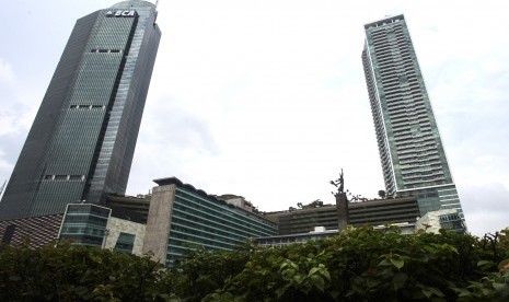 Foto bangunan Menara BCA dan Apartemen Kempenski di kawasan Bundaran Hotel Indonesia, Jakarta, Rabu (24/2)