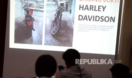 Foto barang bukti motor Harley Davidson ditampilkan saat konferensi pers dgaan korupsi Auditor BPK di KPK, Jakarta, Jumat (22/9). Motor itu menjadi alat suap yang diberikan General Manager PT Jasa Marga (Persero) Cabang Purbaleunyi Setia Budi.  