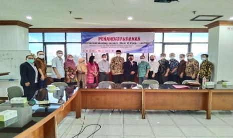 Foto Bersama dalam penandatangan MoA Kemitraan Pelaksanaan Seminar Nasional Keteknisipilan, Infrastruktur, & Industri Jasa Konstruksi (KIIJK) 2021